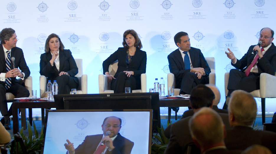 Fotografía de la XXV Reunión de Embajadores y Cónsules. Identidad gráfica aplicada en el back