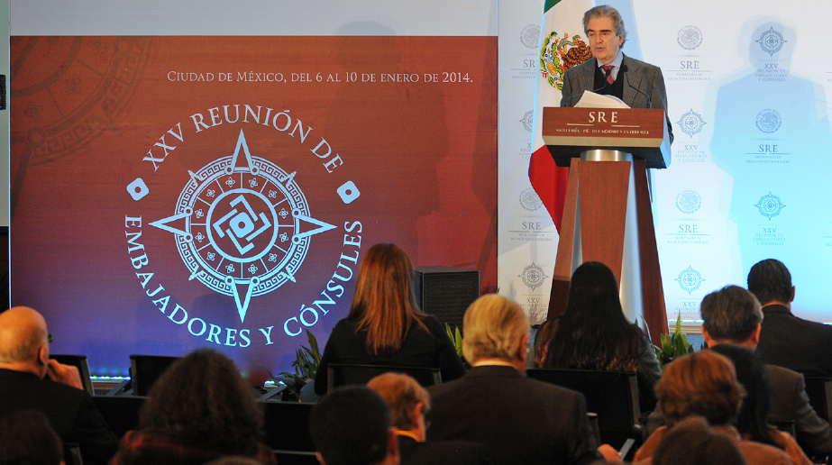 Fotografía de la XXV Reunión de Embajadores y Cónsules. Identidad gráfica aplicada en el back