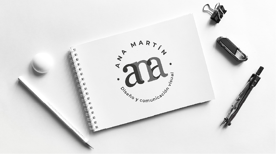 Boceto de logo sobre una libreta